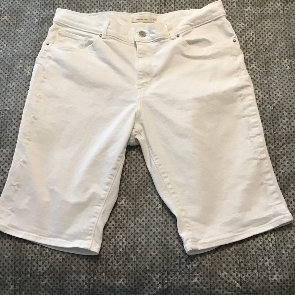 Levi’s Bermuda Short, White Denim Jean Shorts. Size 32